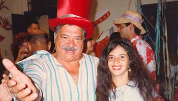 Banda de Ipanema - Ferdy Carneiro with the photograph of the founding members of Banda de Ipanema -  Ferdy Carneiro at a Carnaval Ball