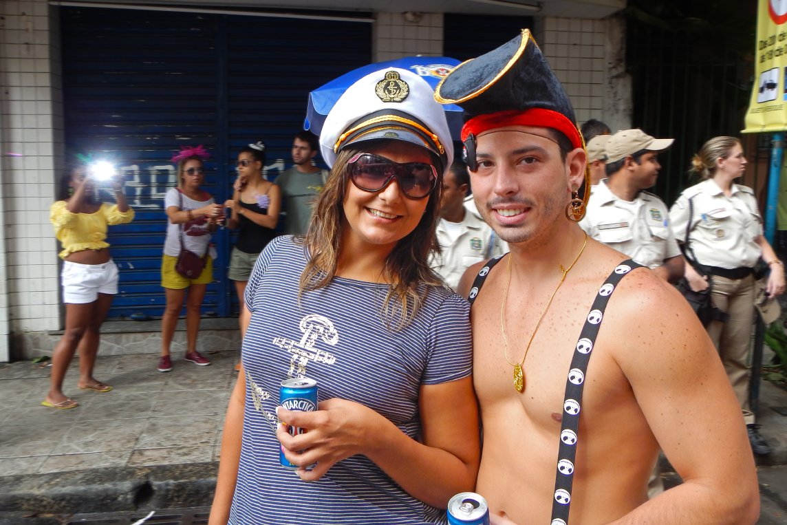 A couple celebrating Carnaval with drinks in their hands. Photo courtesy of ipanema.com. All rights reserved.