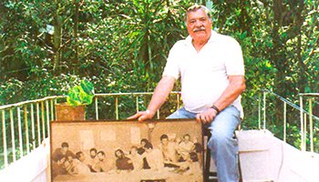 Banda de Ipanema - Ferdy Carneiro with the photograph of the founding members of Banda de Ipanema