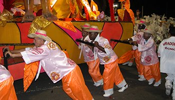 Pusing a float into the Sambódromo